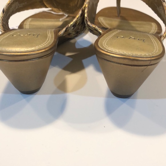 Gold Sandals 91/2 Medium - Picture 4 of 8